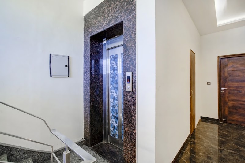 Super Collection O by OYO Sector 108 Noida - Super Collection O by OYO Sector 108 Noida Plot Number 93, Block C, Sector 108, Noida, Uttar Pradesh 201304, India