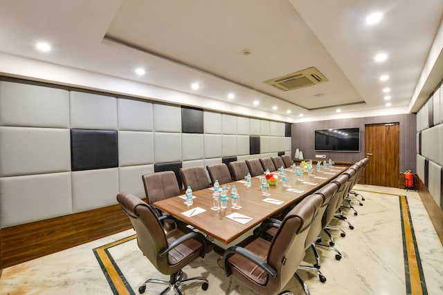 Townhouse OAK Vinayak In - Townhouse OAK Vinayak In 6, Geetha Hall Rd, Opp.Railway Station, Gopalapuram, Coimbatore, Tamil Nadu 641018, India