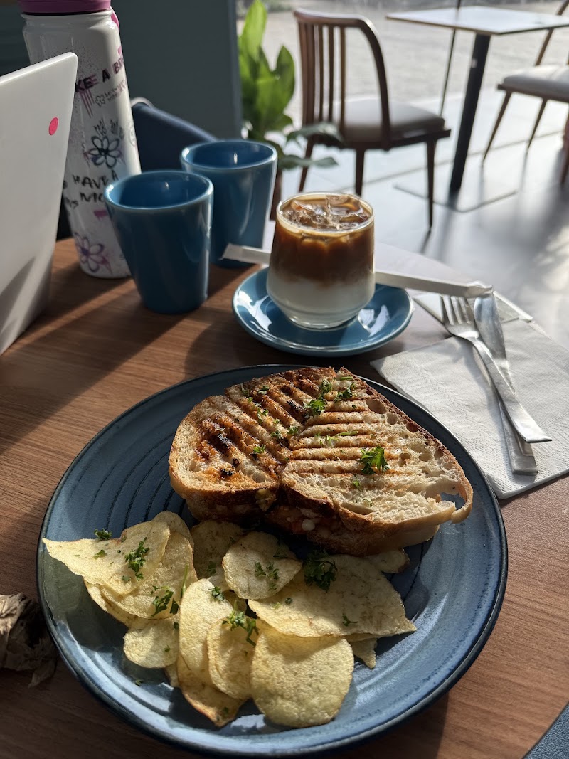 Blue Tokai Coffee Roasters | DNR Yashwantpur - Blue Tokai Coffee Roasters | DNR Yashwantpur Gr Floor, Survey No 94/1, Amenity Block, DNR Altitude, Tumkur Rd, Yeshwanthpur Industrial Area, Phase 1, Yeswanthpur, Bengaluru, Karnataka 560022, India