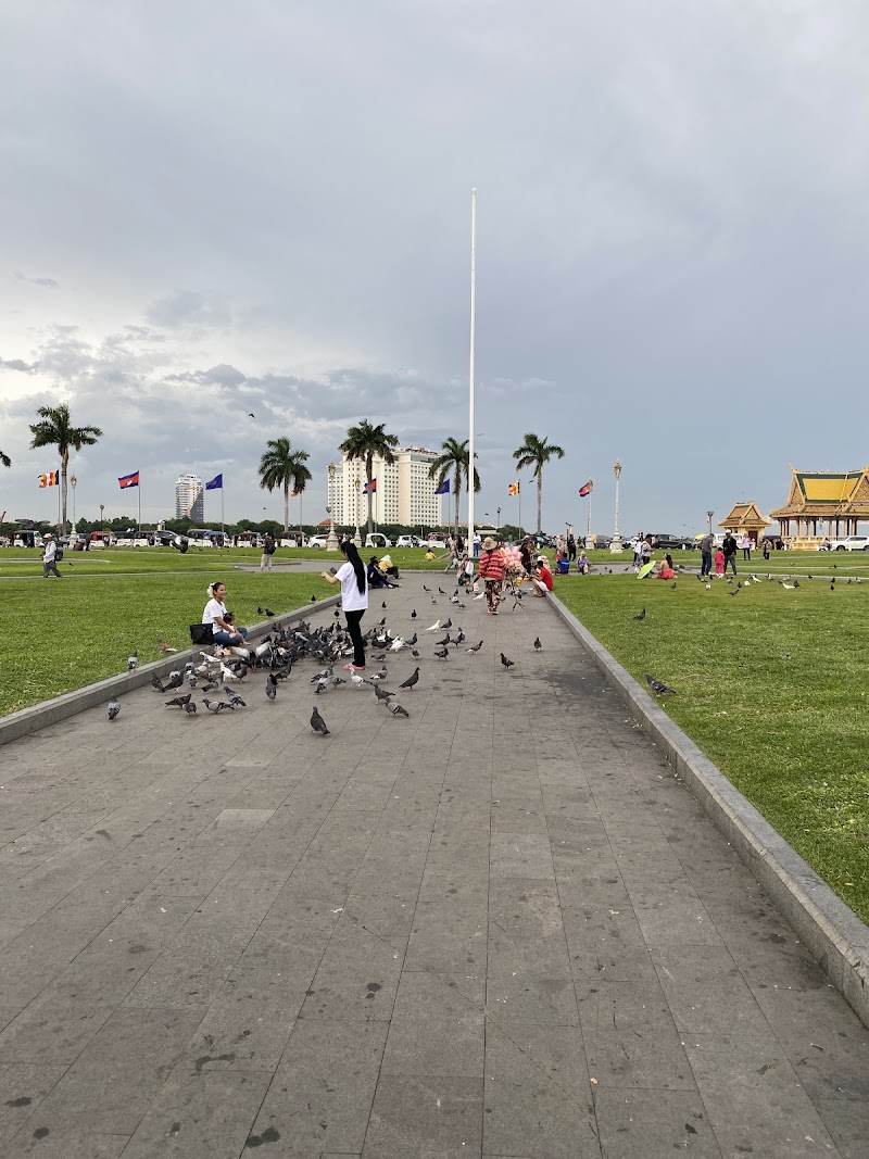 Royal Palace Park - Royal Palace Park, HW8J+3VX, Samdach Sothearos Blvd (3), Phnom Penh, Cambodia