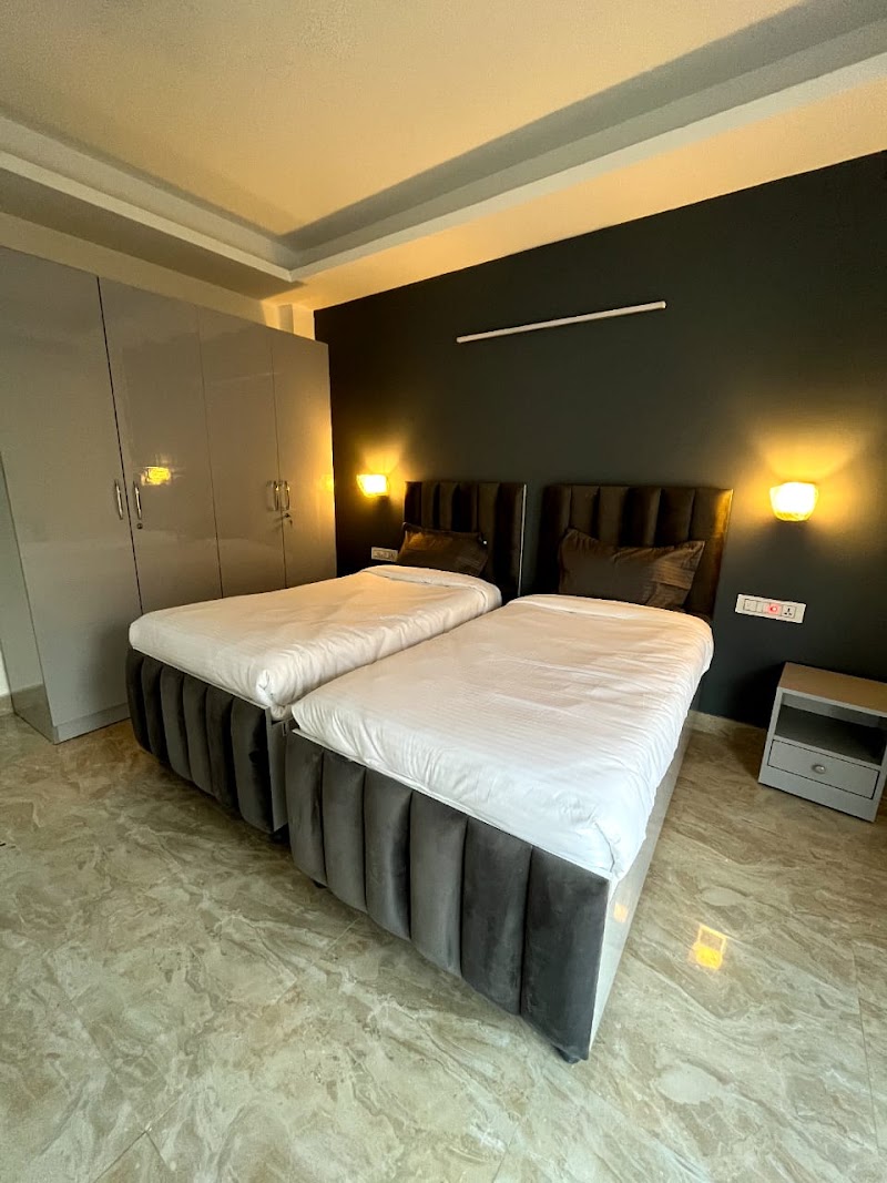 Housr 28 Galleria - Housr 28 Galleria 184, Sector 28, Chakkarpur, Gurugram, Haryana 122009, India