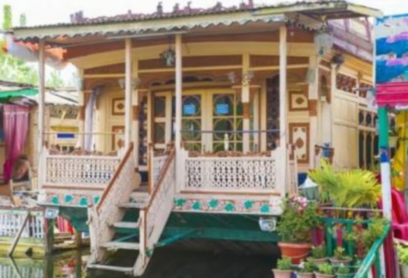 HOUSEBOAT YOUNG MINAR - HOUSEBOAT YOUNG MINAR, New Khonakhan Rd, Karapura Pain, Karapura, Rainawari, Srinagar, 190001