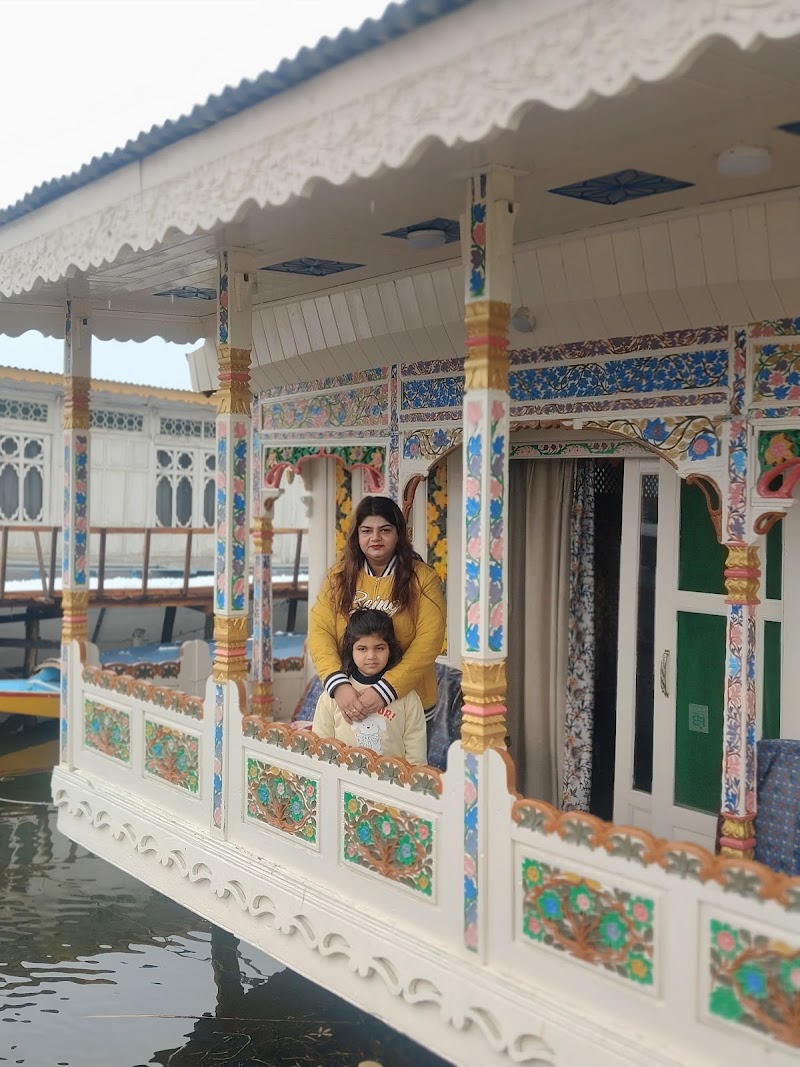 Buckingham group of houseboats - Buckingham group of houseboats, Ghat no 8, B opp park hotel, Boulevard Rd, Karapura, Rainawari, Srinagar, 190001