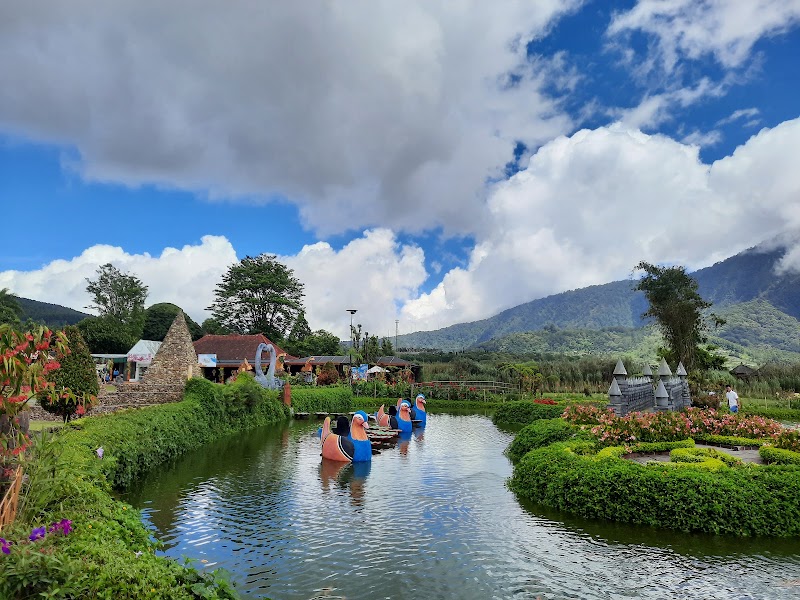 Ulun Danu Beratan Temple - Ulun Danu Beratan Temple Candikuning, Baturiti, Tabanan Regency, Bali, Indonesia