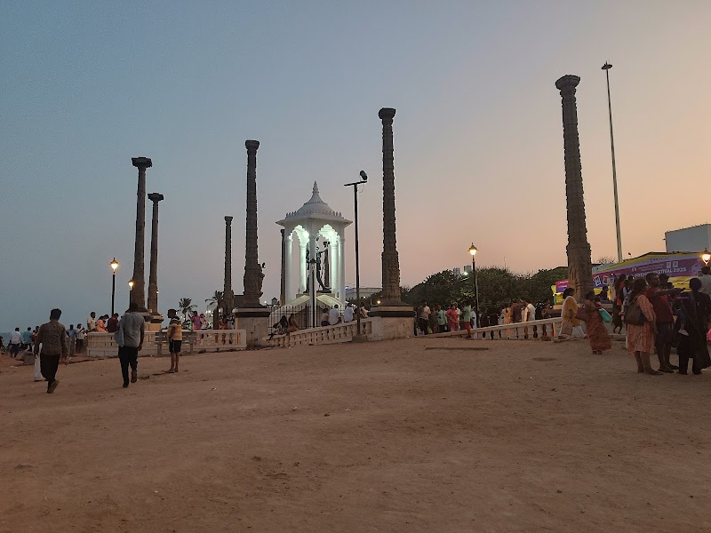 Mahatma Gandhi Statue - Mahatma Gandhi Statue WRMP+29F, Beach Rd, White Town, Puducherry, 605001, India