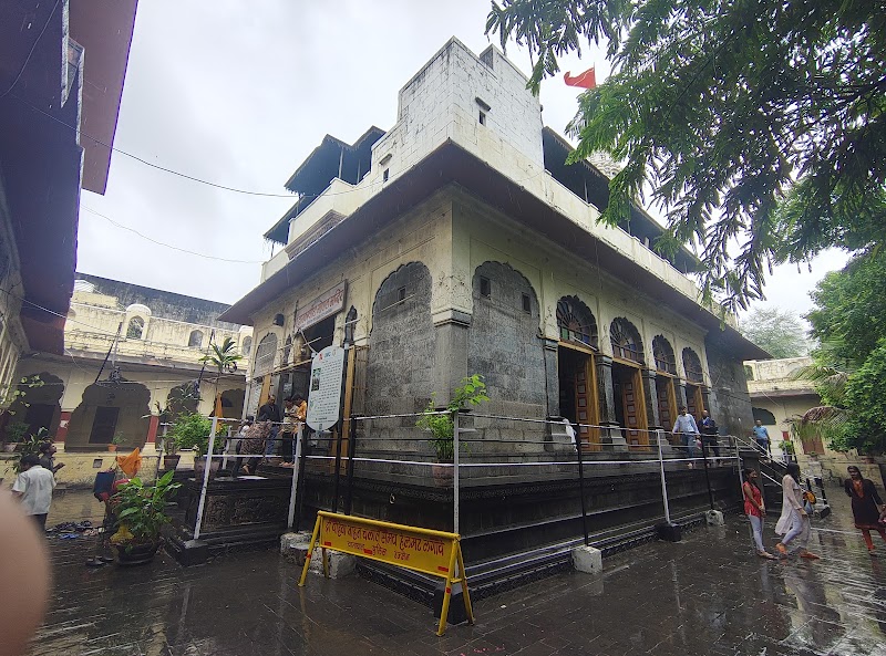 Shri Dwarkadhish Gopal Mandir Ujjain - Shri Dwarkadhish Gopal Mandir Ujjain Mahakaal Temple, Patni Bazar, Kamri Marg, Ujjain, Madhya Pradesh 456006, India