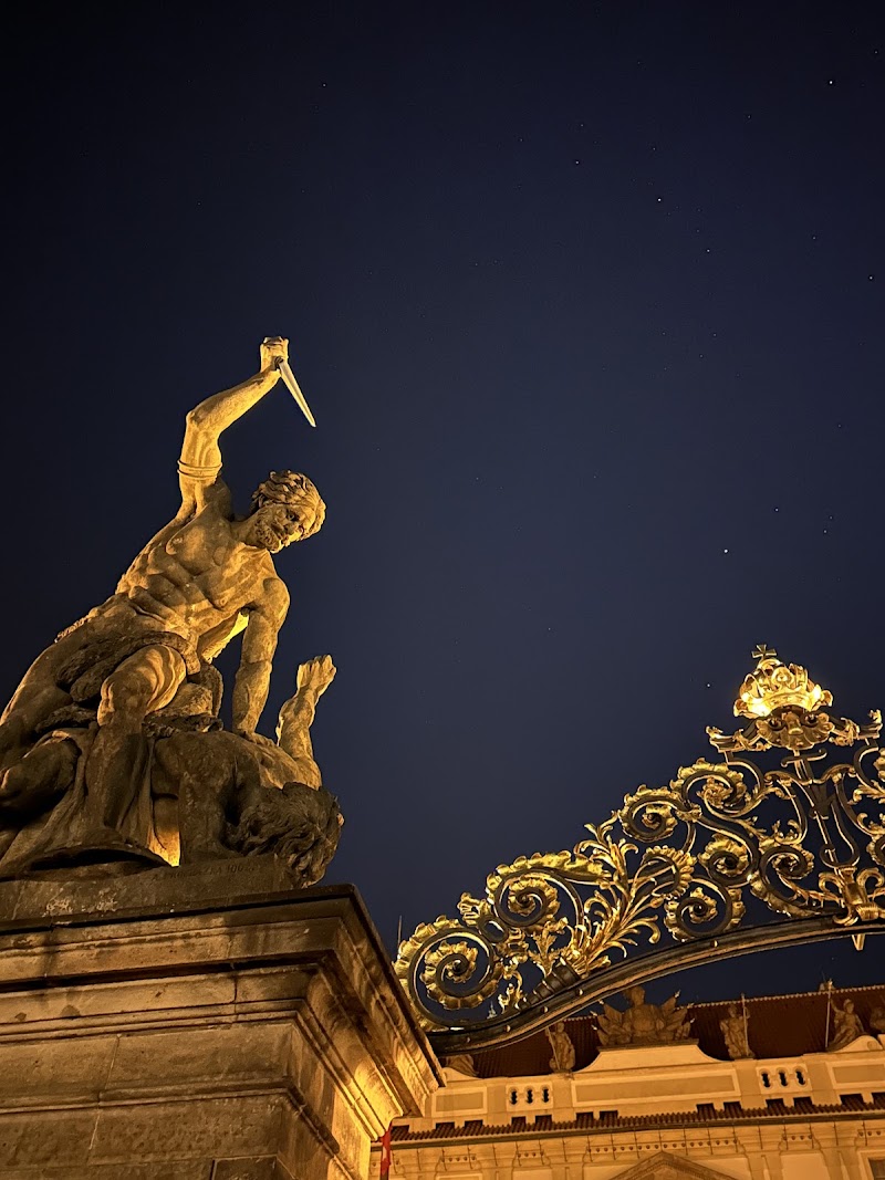 Clash of the Titans-standbeeld - Clash of the Titans-standbeeld, Čtvrté nádvoří Pražského hradu, 118 00 Praha 1-Hradčany, Czechia