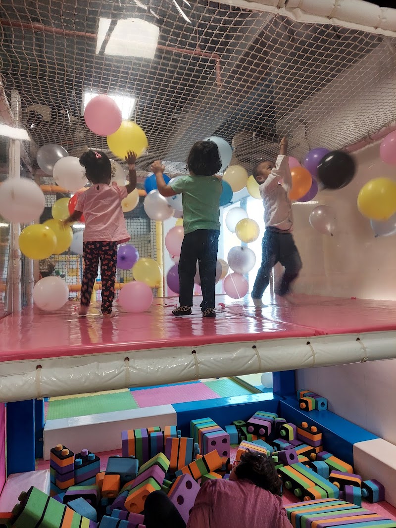 Xeno's Play Space Ghatkopar - Xeno's Play Space Ghatkopar 5th Floor, Neelyog Square, opposite Ghatkopar Railway Station, Shival Nagar, Saibaba Nagar, Pant Nagar, Ghatkopar East, Mumbai, Maharashtra 400077, India