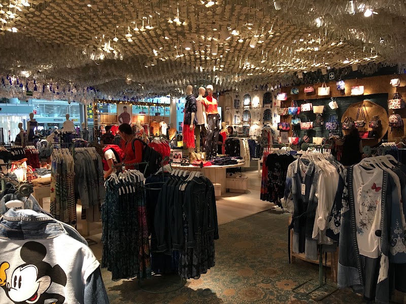 Desigual - Desigual, Josep Tarradellas Barcelona-El Prat Airport, C-32B, 18, 08820 Barcelona, Spain