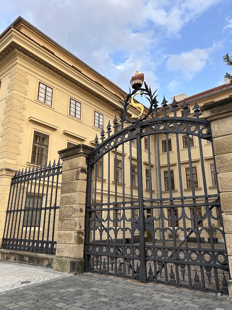Clash of the Titans-standbeeld - Clash of the Titans-standbeeld, Čtvrté nádvoří Pražského hradu, 118 00 Praha 1-Hradčany, Czechia