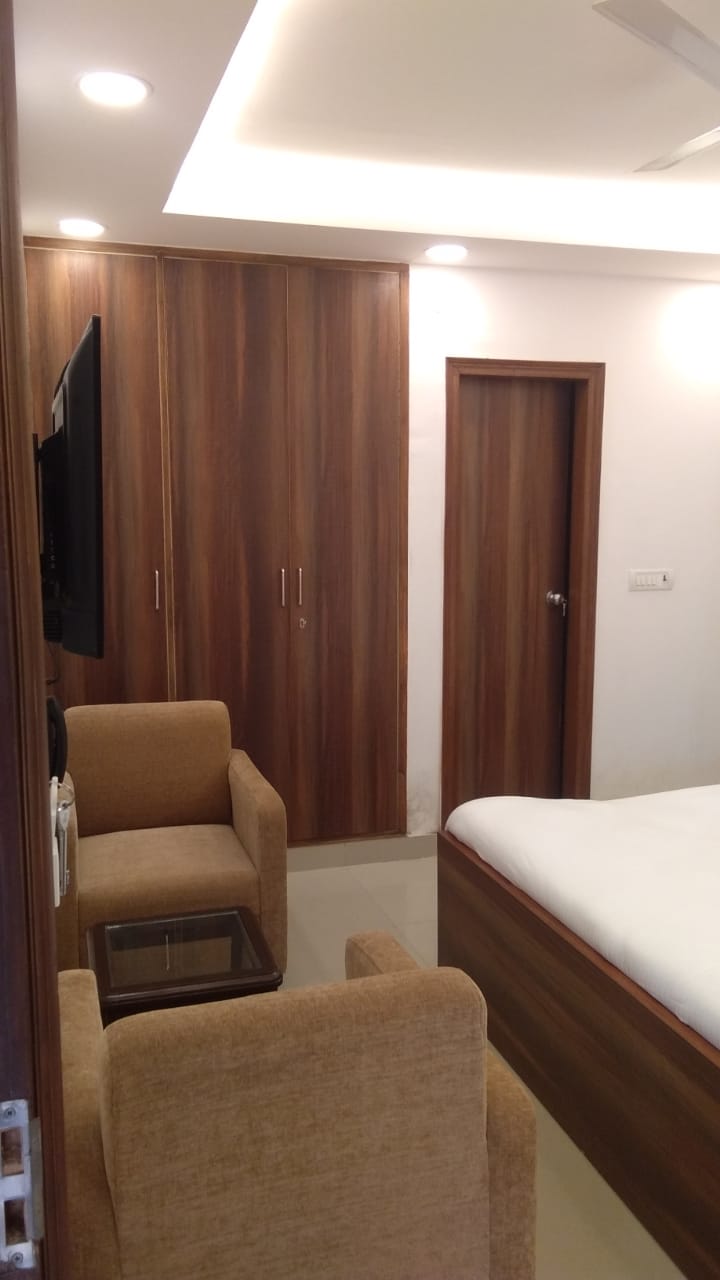 TRIOM HOTEL - TRIOM HOTEL B/147, Mehrauli - Badarpur Rd, near shiv mandir, Sharma Market, Pulpharadpur, Block A, Pul Pehladpur, New Delhi, Delhi 110044, India