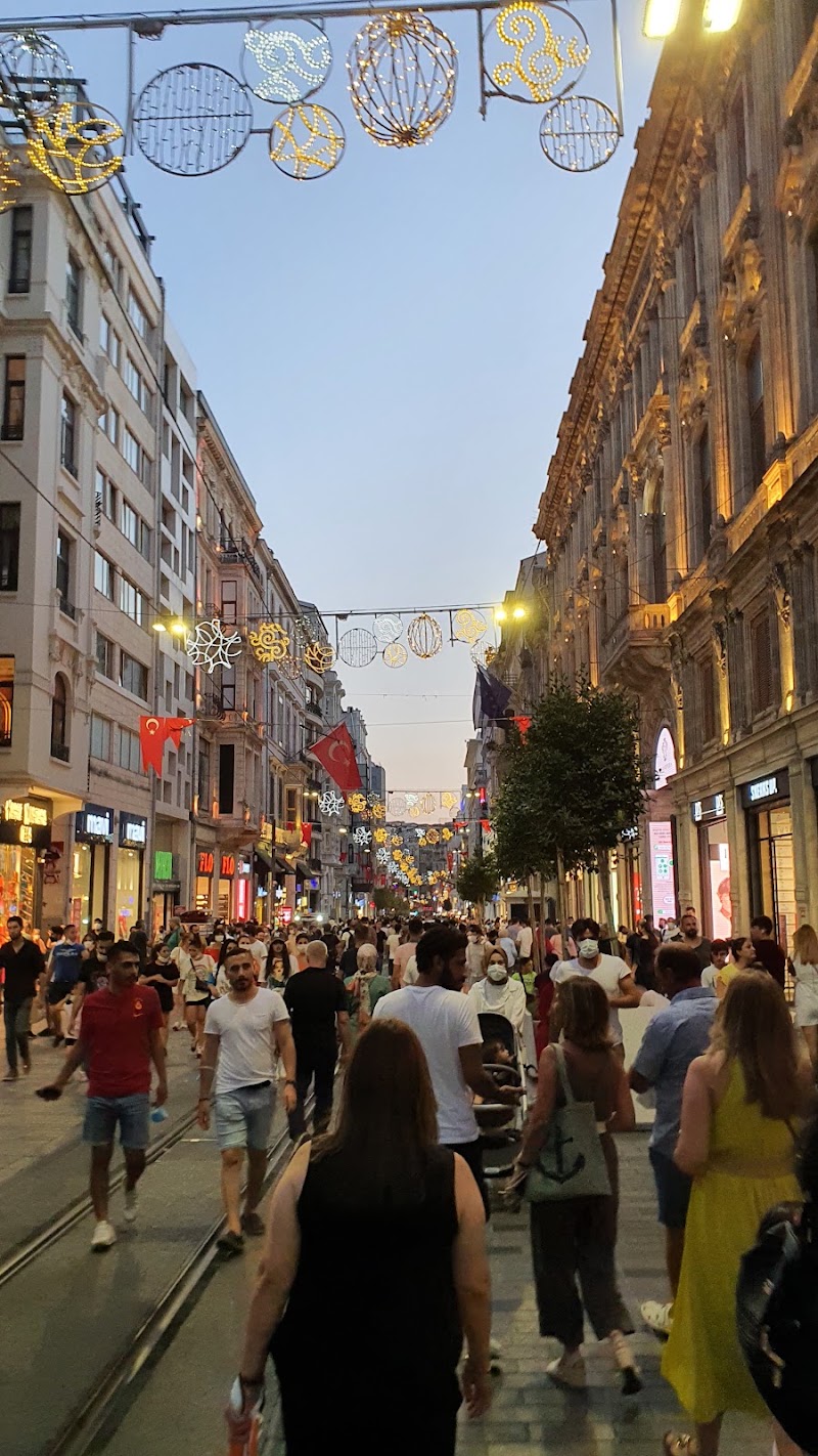 İstiklal Caddesi - İstiklal Caddesi İstiklal Cd., Beyoğlu/İstanbul, Türkiye
