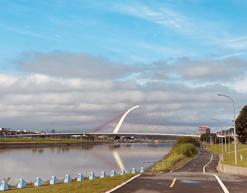 Meiti Riverside Park - Meiti Riverside Park 10491, Taiwan, Taipei City, Zhongshan District, Lequn 1st Rd, 基隆河基16號水門