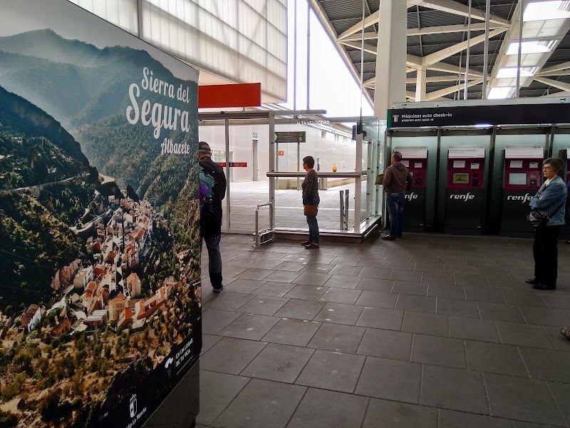 Estación de Valencia-Joaquín Sorolla - Estación de Valencia-Joaquín Sorolla, Extramurs, 46007 València, Valencia, Spain