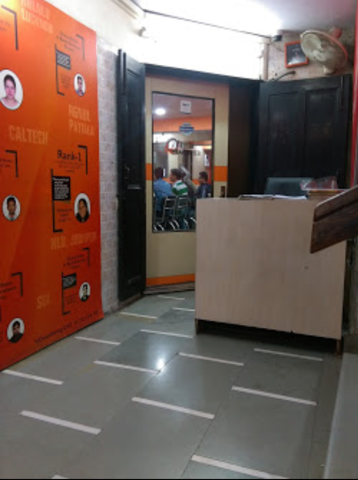 Career Launcher Connaught Place - Career Launcher Connaught Place 1st Floor, A-18, Middle Cir, Block A, Connaught Place, New Delhi, Delhi 110001, India