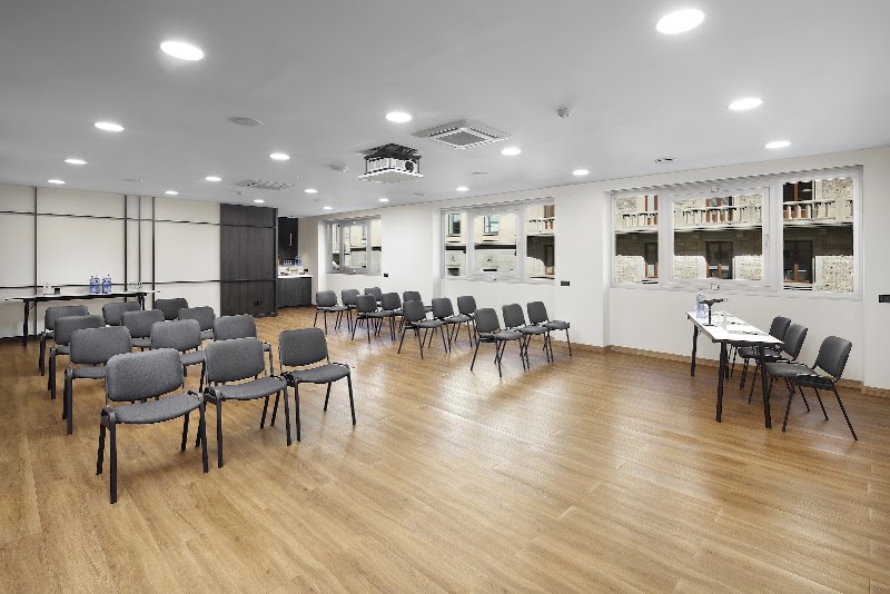 Hotel HCC Montblanc - Hotel HCC Montblanc Via Laietana, 61, Ciutat Vella, 08003 Barcelona, Spain
