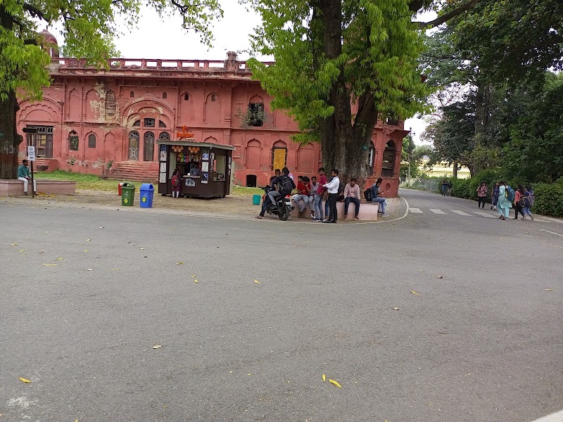 LU Chatra Sangh Chauraha - LU Chatra Sangh Chauraha VW7P+QRP, Babuganj, Hasanganj, Lucknow, Uttar Pradesh 226007, India