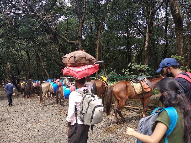 MATHERAN DASTURI CAR PARK. LAST POINT FOR CARS - MATHERAN DASTURI CAR PARK. LAST POINT FOR CARS, 273P+H48, Neral - Matheran Rd, Matheran, Maharashtra 410101, India