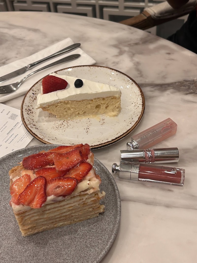 L'ETO - L'ETO, Dubai Dubai Mall - Sheikh Mohammed Bin Rashid Boulevard 3 Dubai Mall (Fashion Avenue), level 2 - برج خليفة - وسط مدينة دبي - دبي - United Arab Emirates
