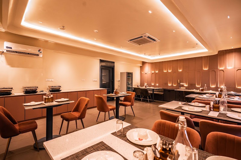 Hotel Lake Metro - Hotel Lake Metro Nr. Hotel Rudura Palace, Railway Station Rd, behind Natraj dinning Restaurant, Udaipole, Jawahar Nagar, Shivaji Nagar, Udaipur, Rajasthan 313001, India