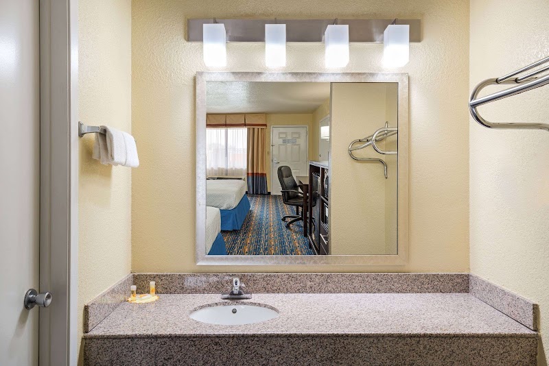 Days Inn by Wyndham Near Seaworld San Antonio - Days Inn by Wyndham Near Seaworld San Antonio 6010 Northwest Loop 410, San Antonio, TX 78238, USA