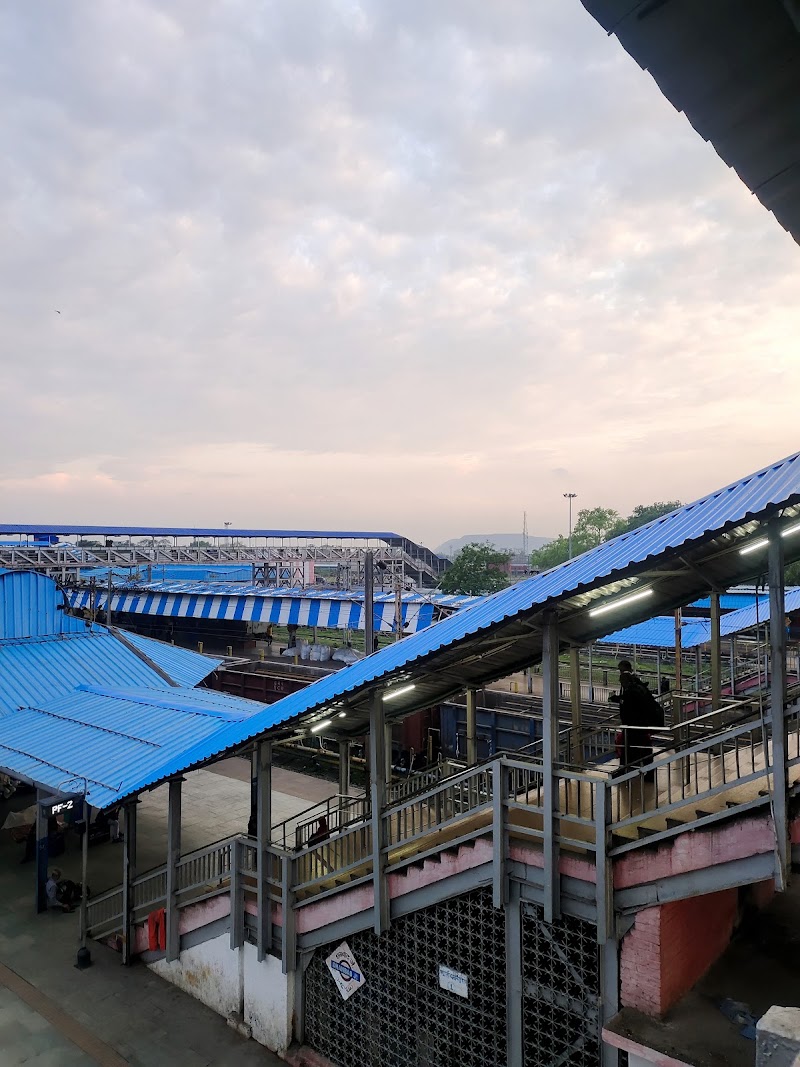 Dhanbad Junction - Dhanbad Junction, QCWJ+756, Mukunda, Pandey Muhalla, Dhanbad, Jharkhand 826007, India