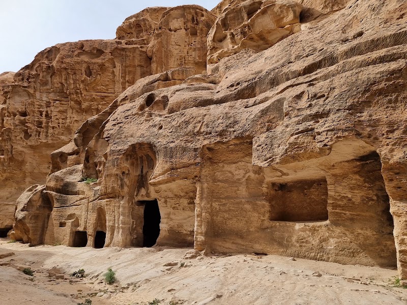 Temple / Colonnaded Triclinium - Temple / Colonnaded Triclinium 9CFX+MV2, Al-Baydha, Jordan