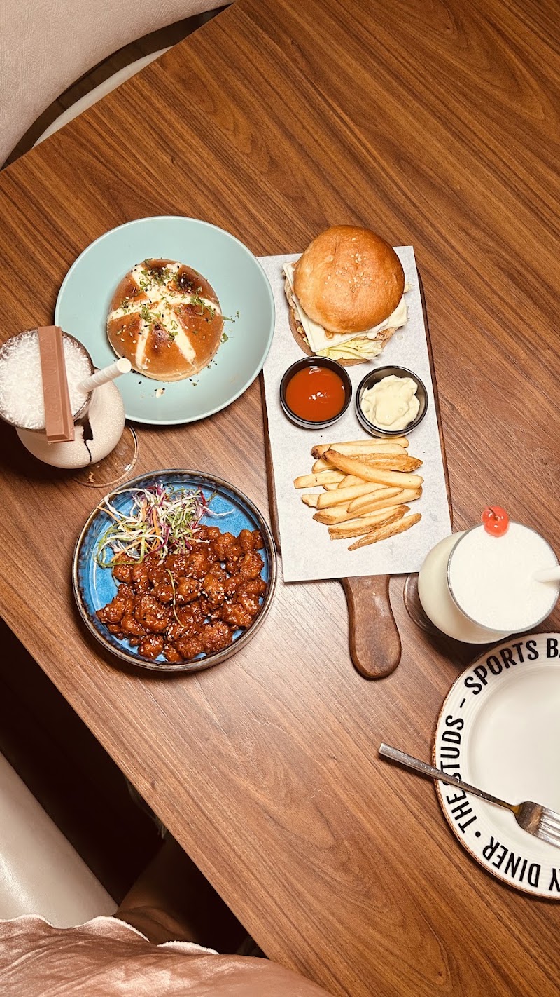 The Studs Sports Bar: Taproom & All Day Diner ETV - The Studs Sports Bar: Taproom & All Day Diner ETV Unit 3 & 4, BLOCK-E, Embassy TechVillage, GF, Outer Ring Rd, Devarabisanahalli, Kadubeesanahalli, Bengaluru, Karnataka 560103, India