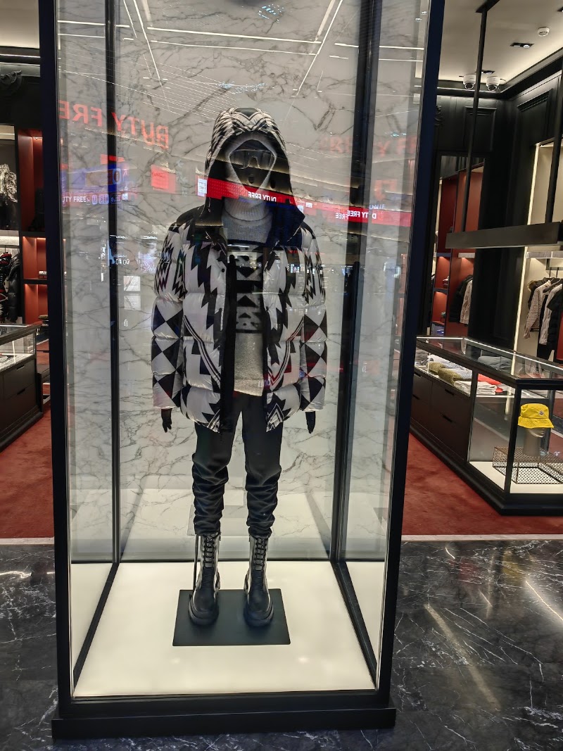 Moncler - Moncler Dis Hatlar Gids Kati, Gümrüksüz Satış Mağazası, Tayakadin Mahallsi, Term.Caddesi No 1 No F6-20, 34283 Arnavutköy/İstanbul, Türkiye