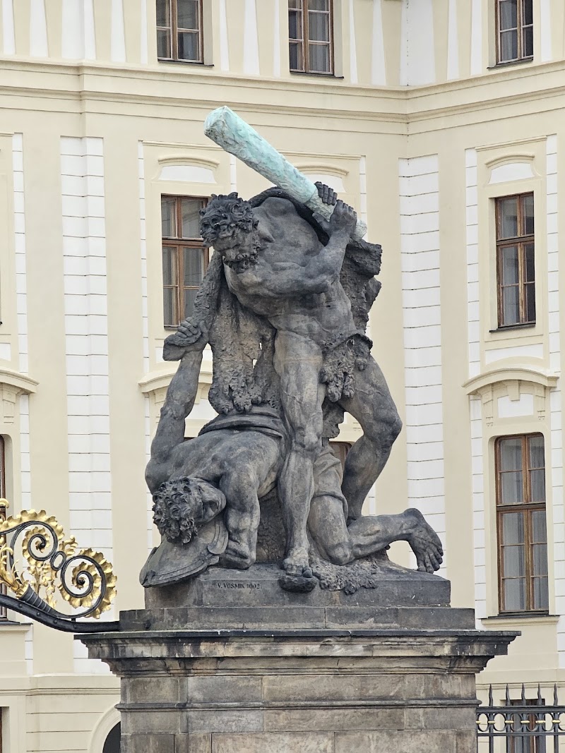 Clash of the Titans-standbeeld - Clash of the Titans-standbeeld, Čtvrté nádvoří Pražského hradu, 118 00 Praha 1-Hradčany, Czechia