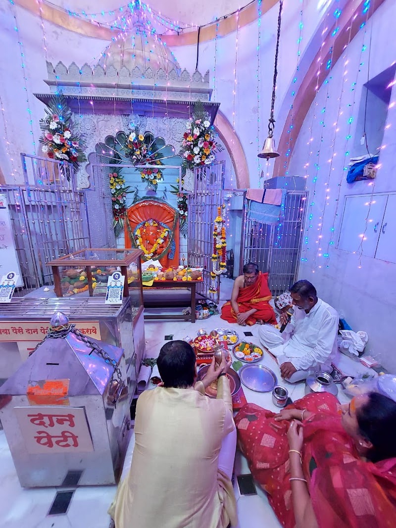 Shri Siddhivinayak Temple - Shri Siddhivinayak Temple Plot No. 69/B, Bhuleshwar Rd, near Bhuleshwar Temple, Charni Road East, Fanas Wadi, Kalbadevi, Mumbai, Maharashtra 400002, India