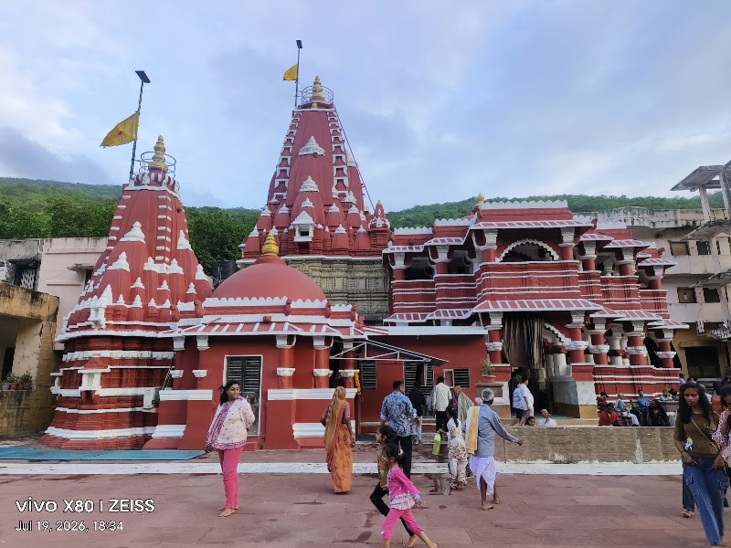 Shri Radha Damodar Temple, Junagadh - Shri Radha Damodar Temple, Junagadh, Shree Radha Damodarji Charitable Trust Damodar Kund, Girnar Rd, Junagadh, Gujarat 362002, India