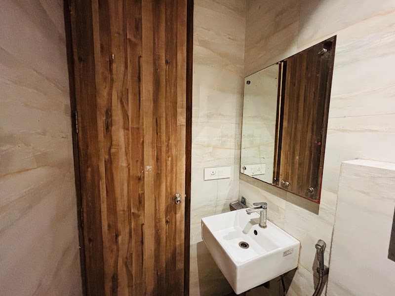 Hotel Goodluck House Near Delhi Airport - Hotel Goodluck House Near Delhi Airport A-44 Raod No. 4, Street No. 9, Block B, Mahipalpur Extension, Mahipalpur, New Delhi, Delhi 110037, India