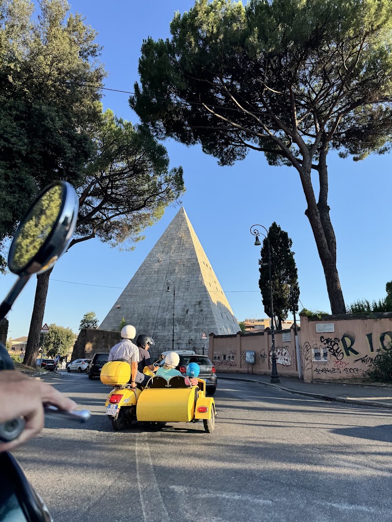 Romaround Tours - Romaround Tours, Via Santamaura, 21, 00192 Roma RM, Italy
