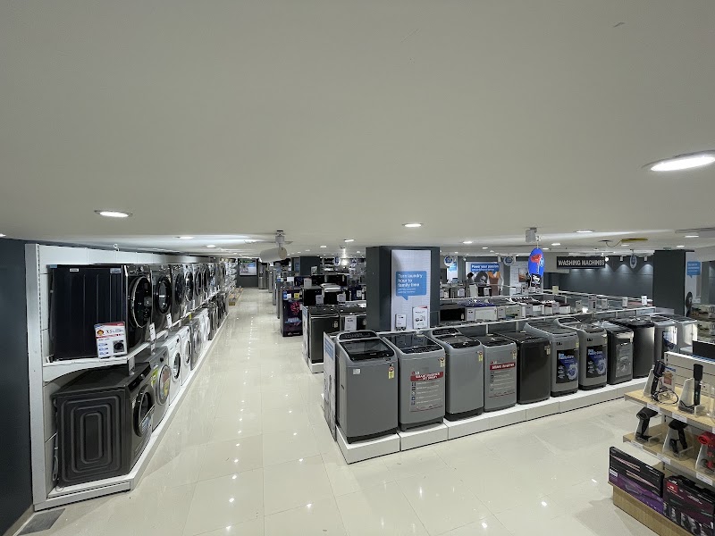 Reliance Digital - Reliance Digital, Mezzanine & GF, Platinum Square, Chowk, near Mii Square, Telibandha, Raipur, Chhattisgarh 492001, India