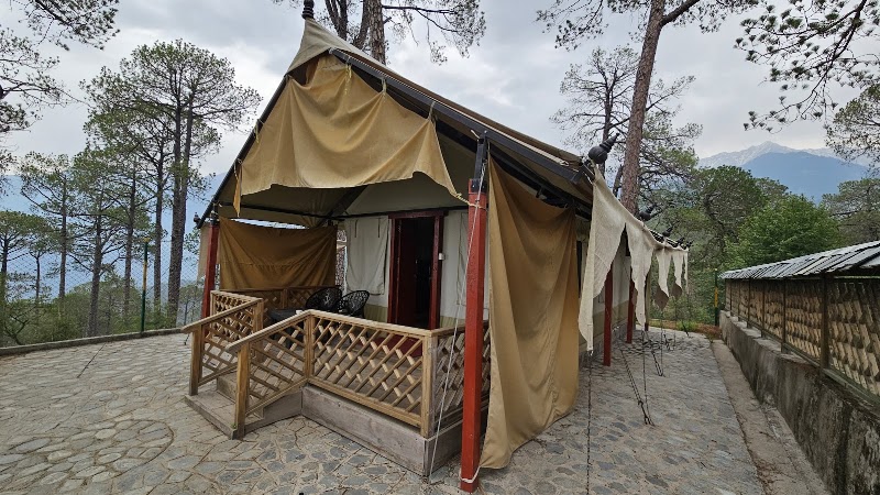 Forest Rest House, Satovari