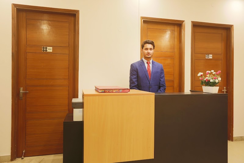 Hotel Surya Palace By Aura - Hotel Surya Palace By Aura BH-01, Tower Oshy Road, behind Noida One, near Shramdeep Apartments, Rasoolpur Nawada, Industrial Area, Sector 62, Noida, Uttar Pradesh 201309, India
