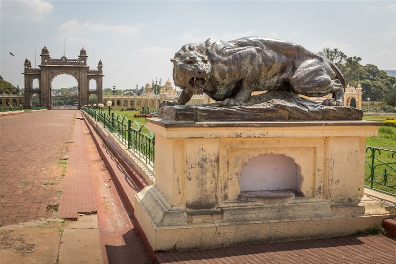 ಮೈಸೂರು ಅರಮನೆ ಉದ್ಯಾನವನ - ಮೈಸೂರು ಅರಮನೆ ಉದ್ಯಾನವನ 8M44+3F7, Agrahara, Chamrajpura, Mysuru, Karnataka 570001, India