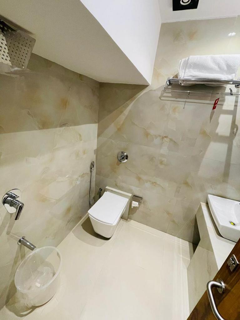 Hotel Hilton Suites - Hotel Hilton Suites 401, 4th Floor, Swami Vivekanand Rd, above Moti Mahal Hotel, opp. Andheri Subway Road, Andheri, Fish Market Area, Navneeth Colony, Andheri (W, Mumbai, Maharashtra 400058, India