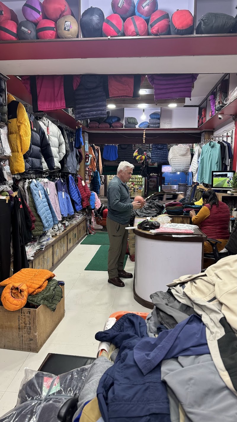 Fewa Trekking Shop - Fewa Trekking Shop 6X74+5RM, Lakeside Rd, Pokhara 33700, Nepal