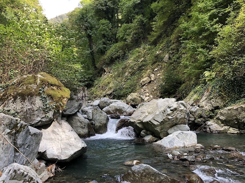 Ninoskhevi Waterfall - Ninoskhevi Waterfall, V7X8+5R4, Khizabavra, Georgia