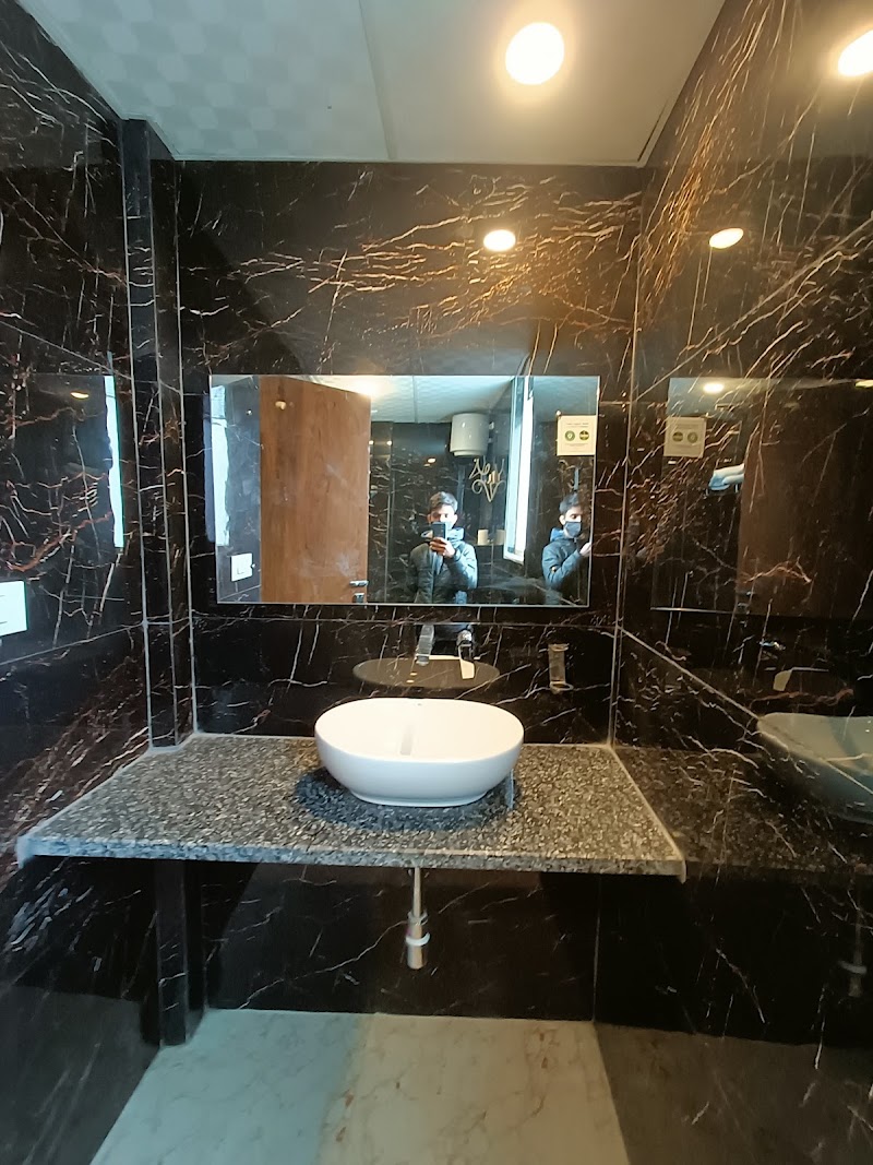 Hotel Emblem Suites By Denver - Hotel Emblem Suites By Denver Plot No.219-A, Mahipalpur NH, 8 KH 423, Road No. 6, Block RZ, Mahipalpur Village, Mahipalpur, New Delhi, Delhi 110037, India