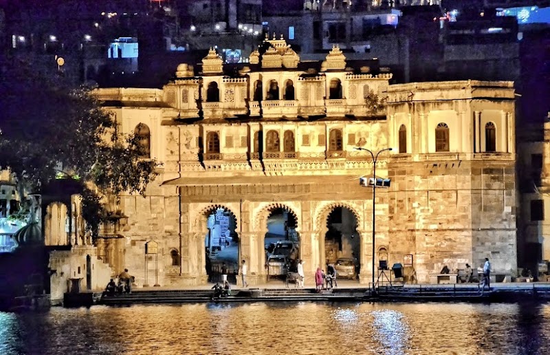 Gangaur Ghat - Gangaur Ghat 4, opp. Jethiyo ka Akhada, Outside Chandpole, Pichola, Udaipur, Rajasthan 313004, India