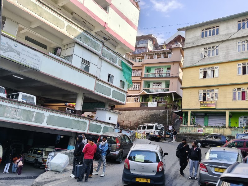Siliguri taxi stand - Siliguri taxi stand 8J94+MHX Stand Omi Hotel, Deorali Rd, Deorali Bazar, Gangtok, Sikkim 737102, India