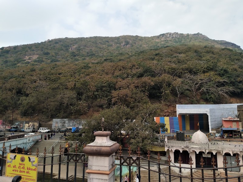 Shri Radha Damodar Temple, Junagadh - Shri Radha Damodar Temple, Junagadh, Shree Radha Damodarji Charitable Trust Damodar Kund, Girnar Rd, Junagadh, Gujarat 362002, India