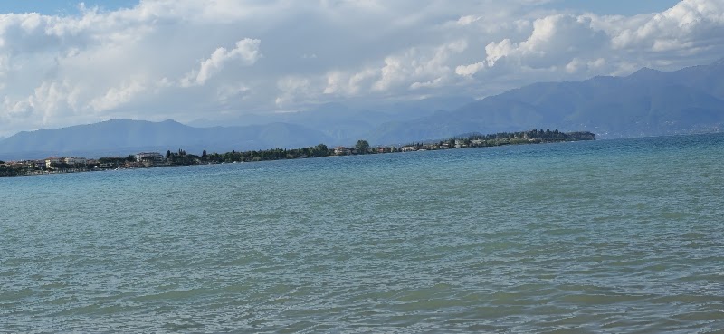 Parcheggio dietro la Chiesa di Santa Maria Immacolata in Lugana - Parcheggio dietro la Chiesa di Santa Maria Immacolata in Lugana Via Verona, 25019 Sirmione BS, Italy