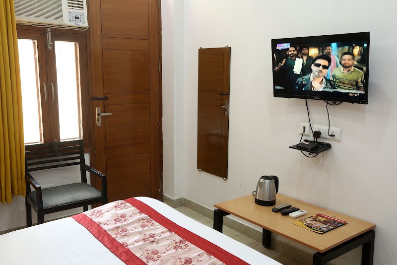 Hotel Surya Palace By Aura - Hotel Surya Palace By Aura BH-01, Tower Oshy Road, behind Noida One, near Shramdeep Apartments, Rasoolpur Nawada, Industrial Area, Sector 62, Noida, Uttar Pradesh 201309, India
