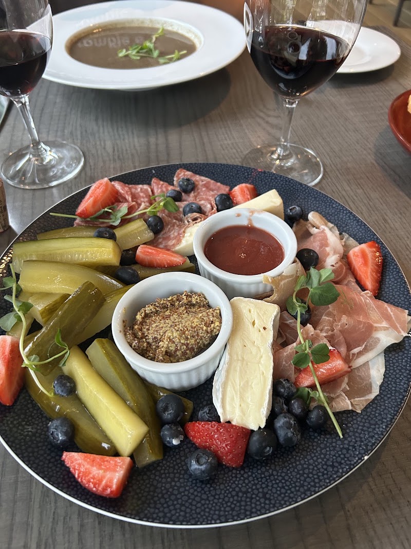 Zees Wine Bar & Grill - Zees Wine Bar & Grill 92 Picton St, Niagara-on-the-Lake, ON L0S 1J0, Canada