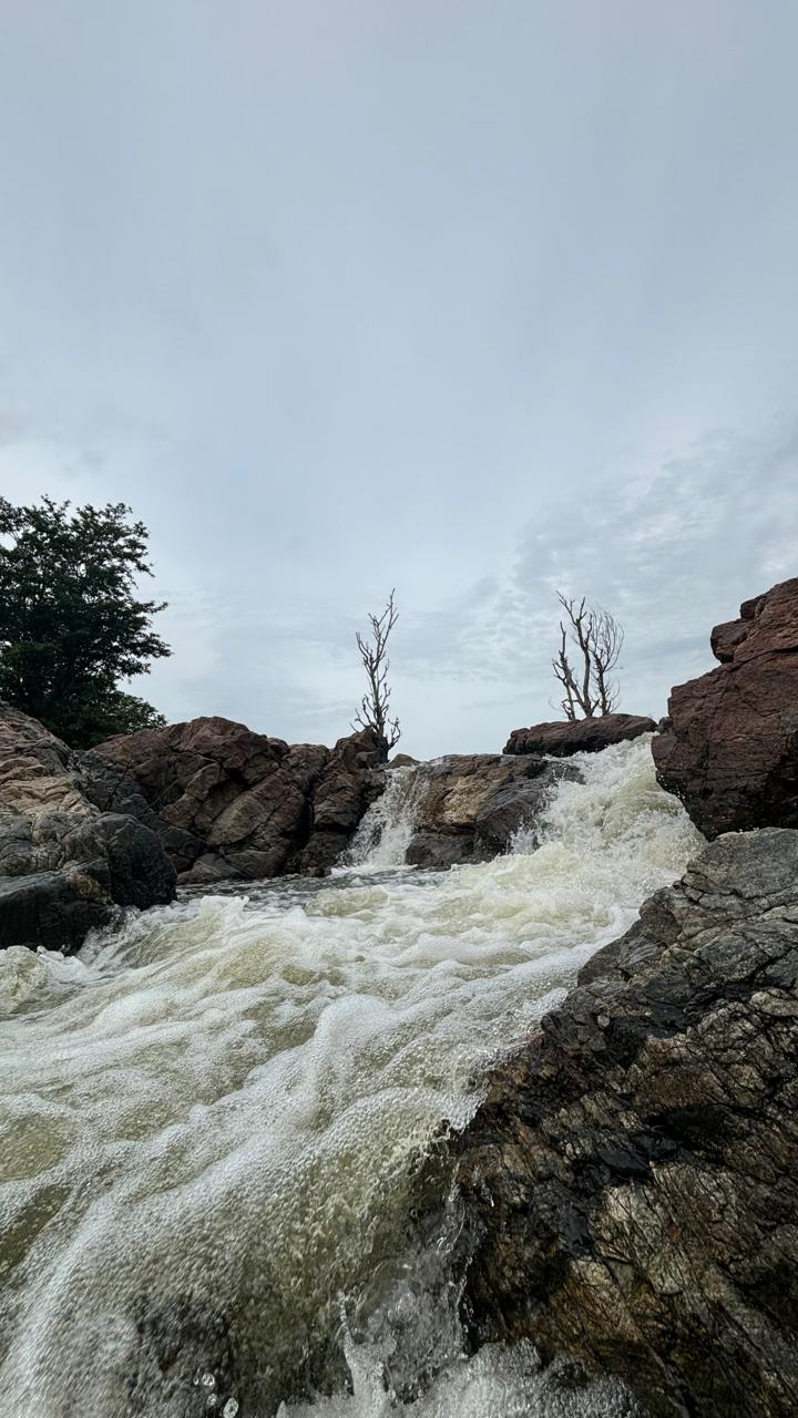 HOGENAKKAL WATERFALLS KARNATAKA - HOGENAKKAL WATERFALLS KARNATAKA, 4Q6F+FGJ, Madheswara Betta - Hogenakkal Falls Rd, Gopinatham, Karnataka 571490, India