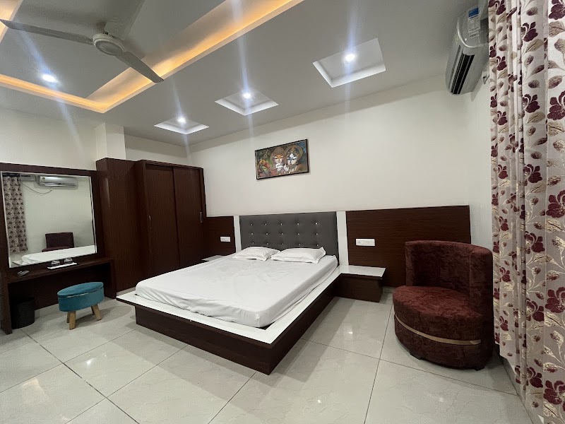 HOTEL Maa Chintpurni International - HOTEL Maa Chintpurni International HOTEL THE CHINTPURNI RAHI, near Petrol Pump, near बाबा माई दास यात्री सदन कार पार्किंग, Moien, Chintpurni, चिन्तपूर्णी धाम, Himachal Pradesh 177110, India